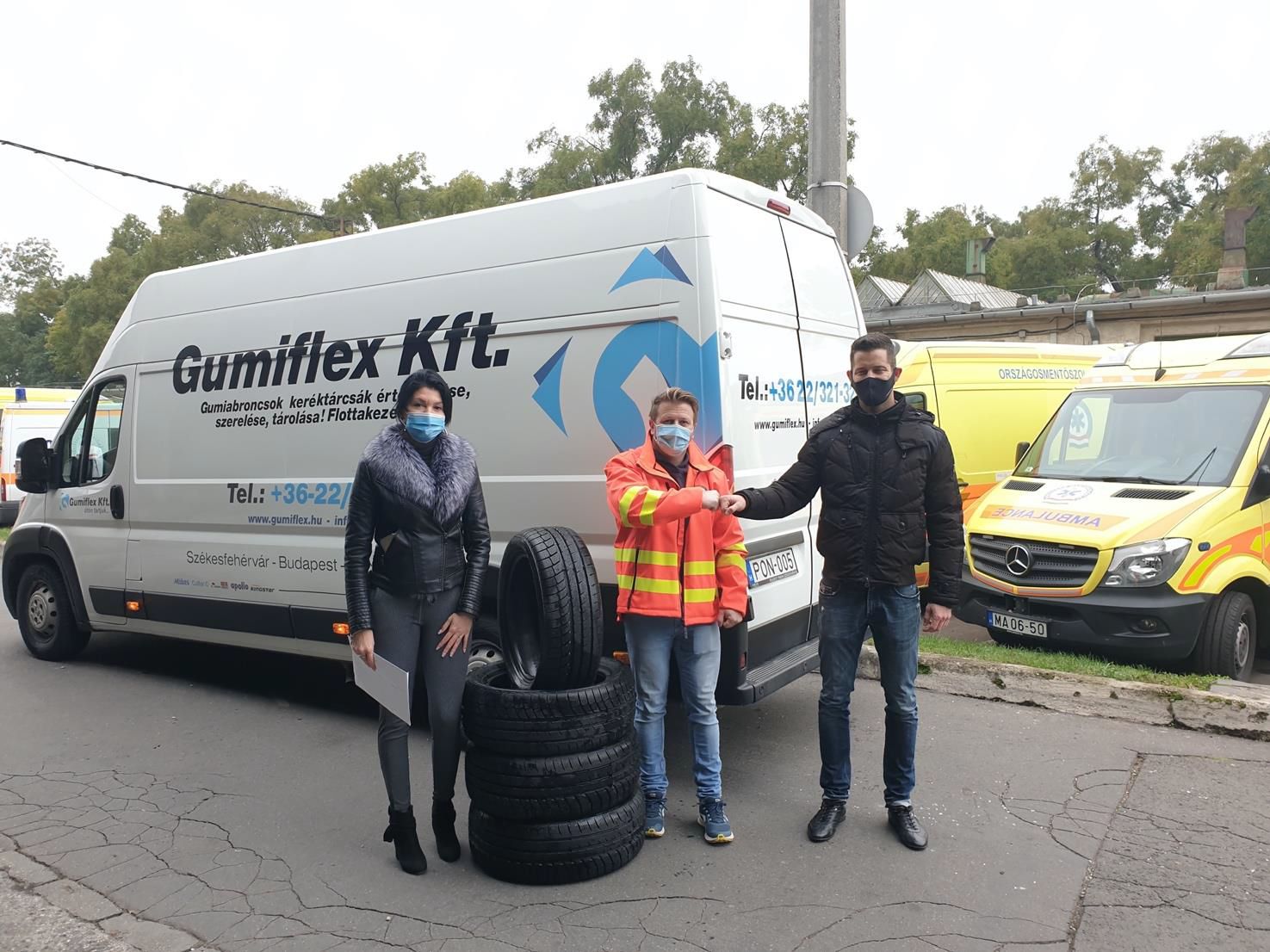 Gumiabroncsokkal támogatta az Országos Mentőszolgálatot a fehérvári Gumiflex